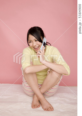 携帯電話で会話をしている女性 5384900