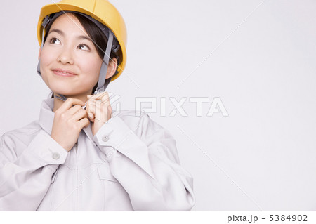 ヘルメットを被る女性作業員 5384902