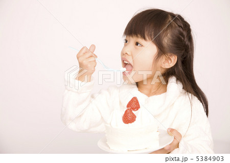 ケーキを食べる女の子 5384903