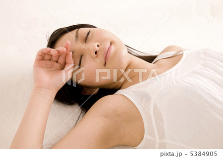 眠る女性 5384905