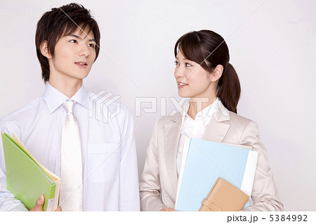 新入社員の男女 5384992