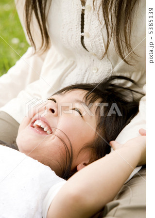 母親と遊ぶ女の子 5385139