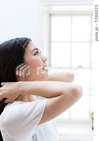 髪を整える若い女性 髪を整える若い女性 5389020