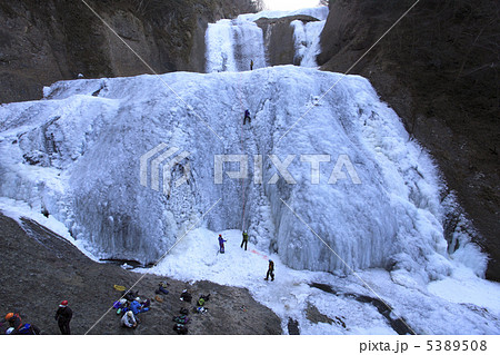 氷瀑　袋田の滝　氷壁　滝登り　超広角17mmで撮影 5389508