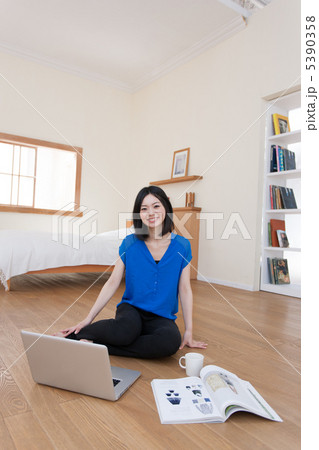 自宅でネットショッピングをする若い女性 5390358