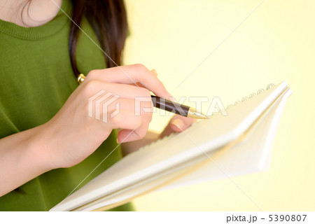 ノートに書き込む女性 5390807