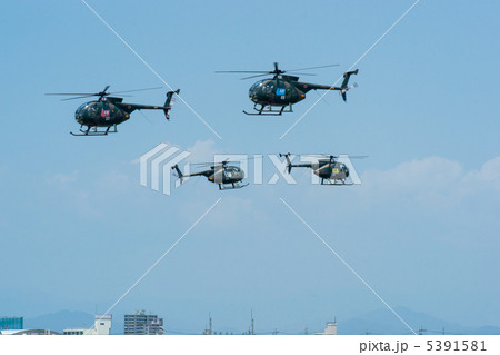 飛行交差するOH-6D 5391581