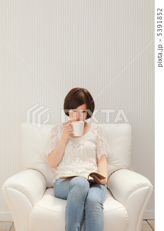 ソファでくつろぐ女性 5391852