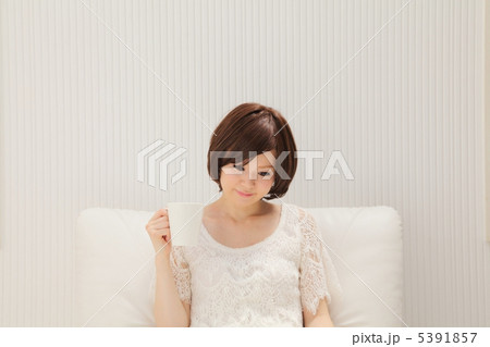 ソファでくつろぐ女性 5391857