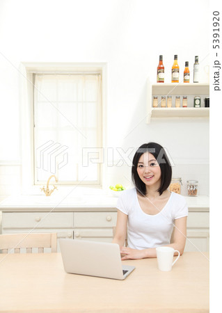 キッチンでパソコンを見る女性 キッチンでパソコンを見る女性 5391920