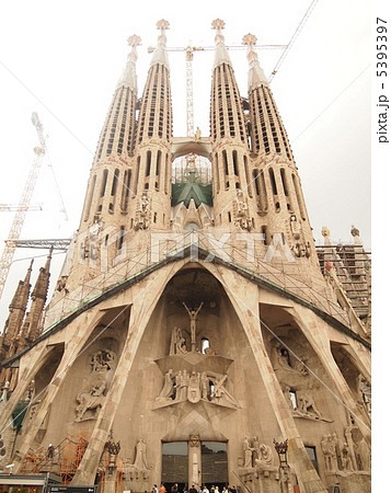 スペイン バロセロナの世界遺産 建設中のサグラダ・ファミリア 5395397