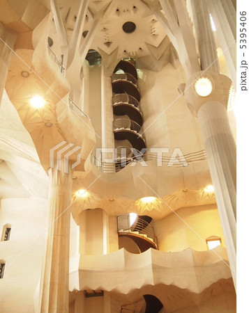 スペイン バロセロナの世界遺産 建設中のサグラダ・ファミリアの中 スペイン バロセロナの世界遺産 建設中のサグラダ・ファミリアの中 5395406