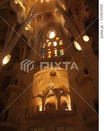 スペイン バロセロナの世界遺産 建設中のサグラダ・ファミリアの中 スペイン バロセロナの世界遺産 建設中のサグラダ・ファミリアの中 5395409