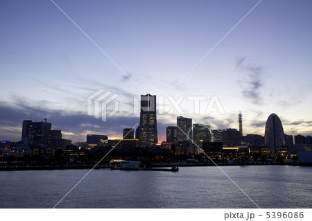 みなとみらいの夕景 5396086