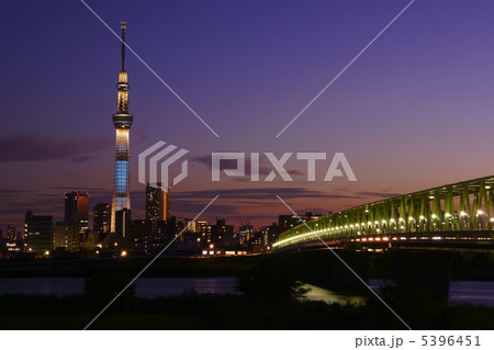夕暮れの東京スカイツリー（粋・ライトアップ） 5396451