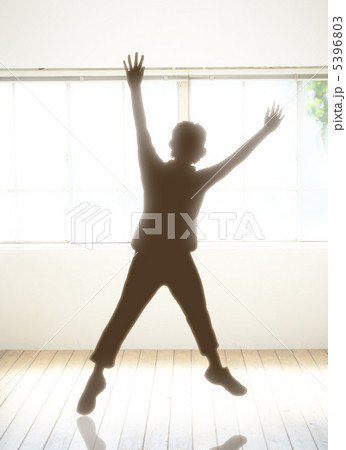 ジャンプ男性のシルエット 5396803