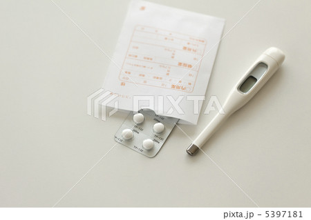 薬と体温計 5397181