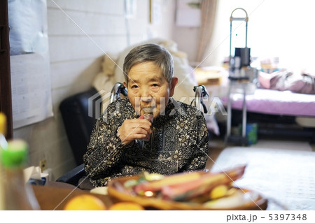 食事中のお婆ちゃん 5397348