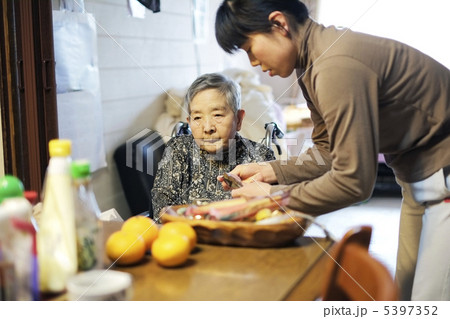 食事中のお婆ちゃん 5397352