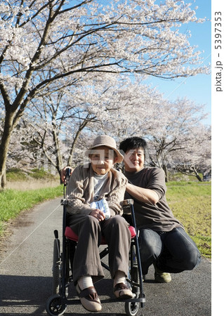 お婆ちゃんとお散歩 5397353