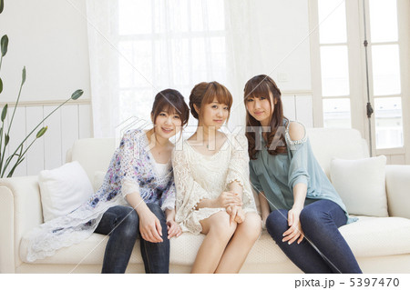 おしゃべりする3人の若い女性 おしゃべりする3人の若い女性 5397470