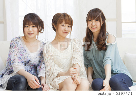 おしゃべりする3人の若い女性 おしゃべりする3人の若い女性 5397471