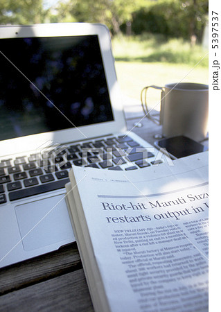 英字新聞とノートパソコン 英字新聞とノートパソコン 5397537