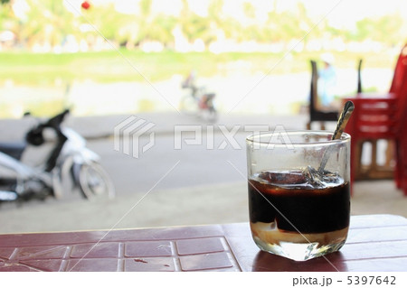 ホイアンの路上カフェで朝のコーヒー 5397642