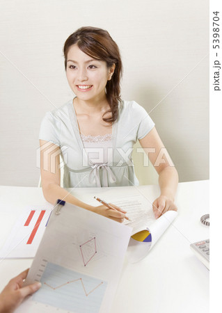 打ち合わせ中の女性 5398704