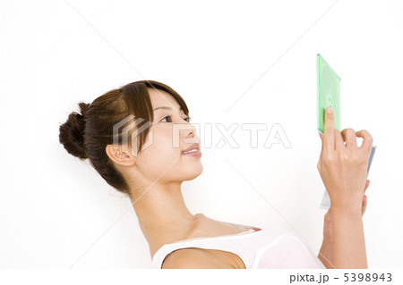 CDケースを見ている女性 CDケースを見ている女性 5398943