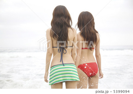 水着女性の後姿 5399094