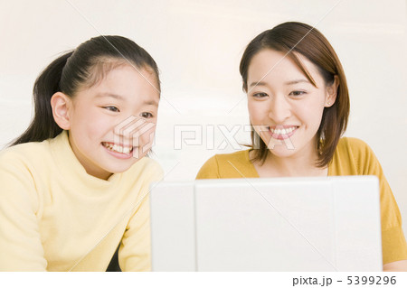 モニタを見ている女性と女の子 5399296