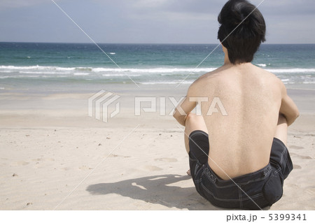 ビーチでたたずむ男性 5399341