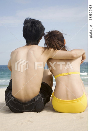 カップルの後姿 カップルの後姿 5399548