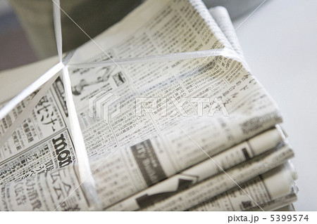 ビニール紐でまとめられている新聞紙の束 ビニール紐でまとめられている新聞紙の束 5399574
