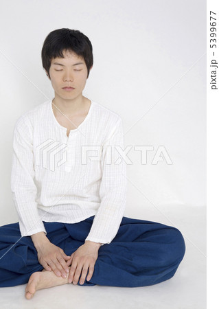 胡座をかく