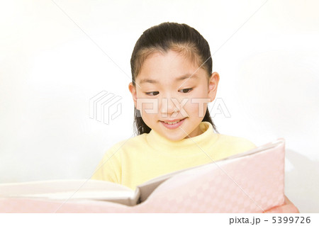本を読んでいる女の子 本を読んでいる女の子 5399726