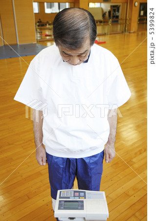 体重計に乗る老人 体重計に乗る老人 5399824