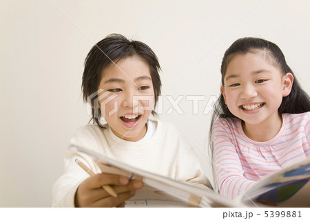 本を読んでいる小学生 本を読んでいる小学生 5399881