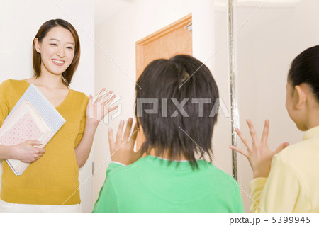 挨拶をする先生と生徒 5399945