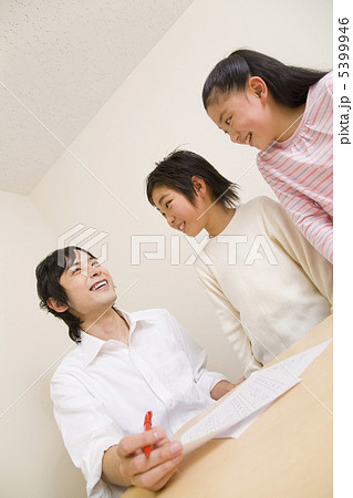 採点中の先生と生徒 5399946