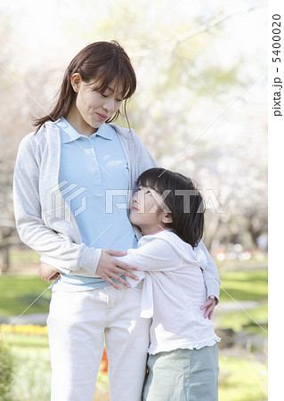 母親に抱きつく娘の写真素材