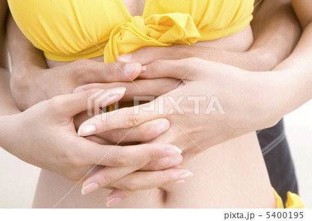 後ろから腰に回された手 後ろから腰に回された手 5400195
