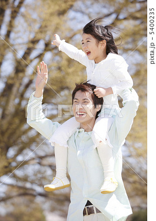 手を振る娘と父親 5400235