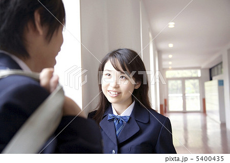 廊下で話す高校生 5400435