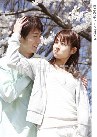 拗ねている恋人をなだめる男性 拗ねている恋人をなだめる男性 5400438