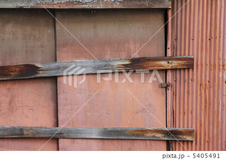 閉ざされた倉庫 5405491