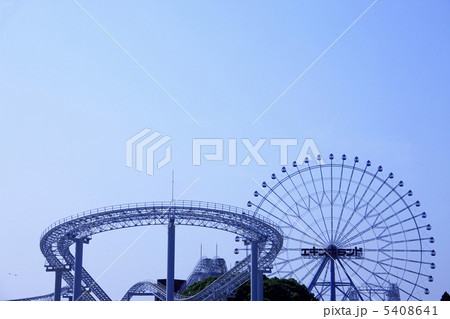 ジェットコースターと観覧車 5408641