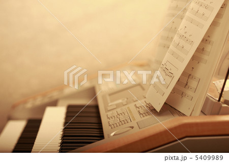 エレクトーンと楽譜 5409989
