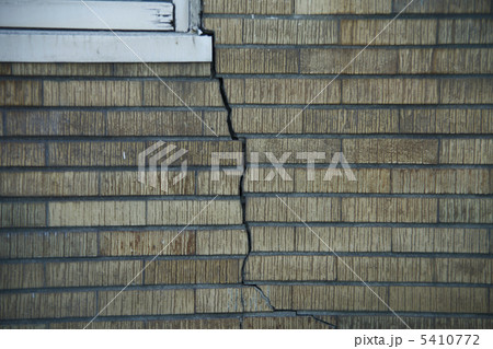 ヒビ割れた壁 ヒビ割れた壁 5410772